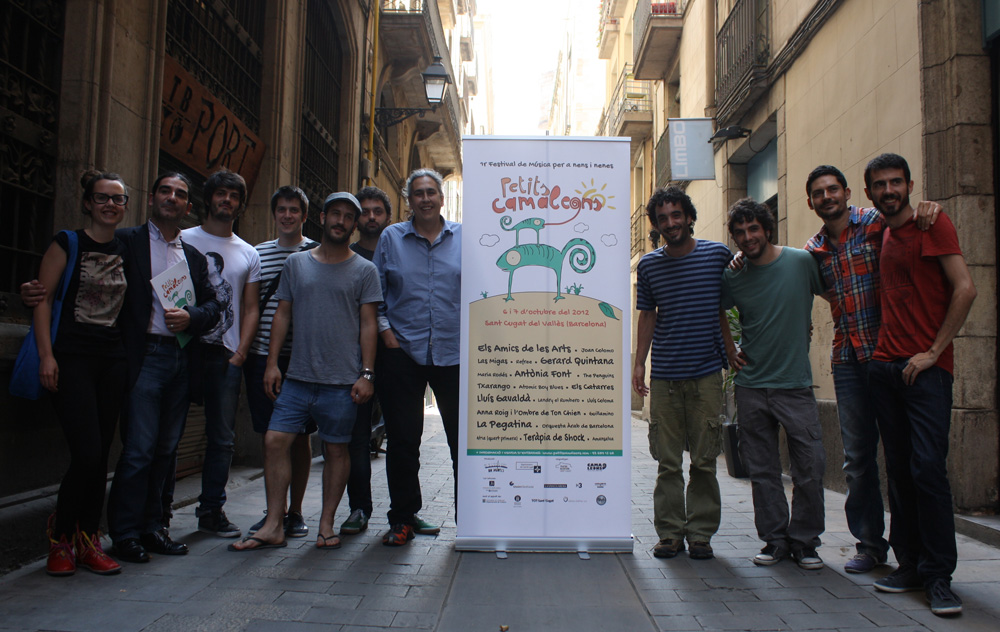 Els grups participants, fent-se la foto amb el cartell del festival.