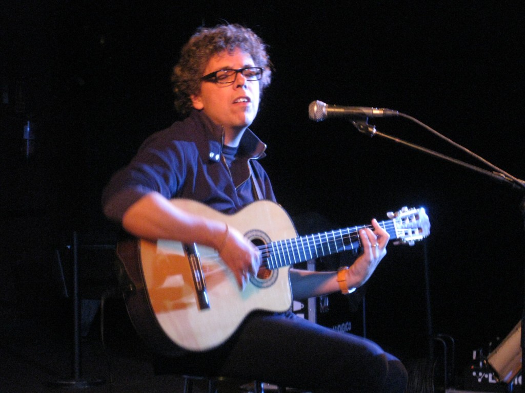 Pedro Guerra durant un moment de l'actuació a la sala Privat aquest divendres 23 de novembre.